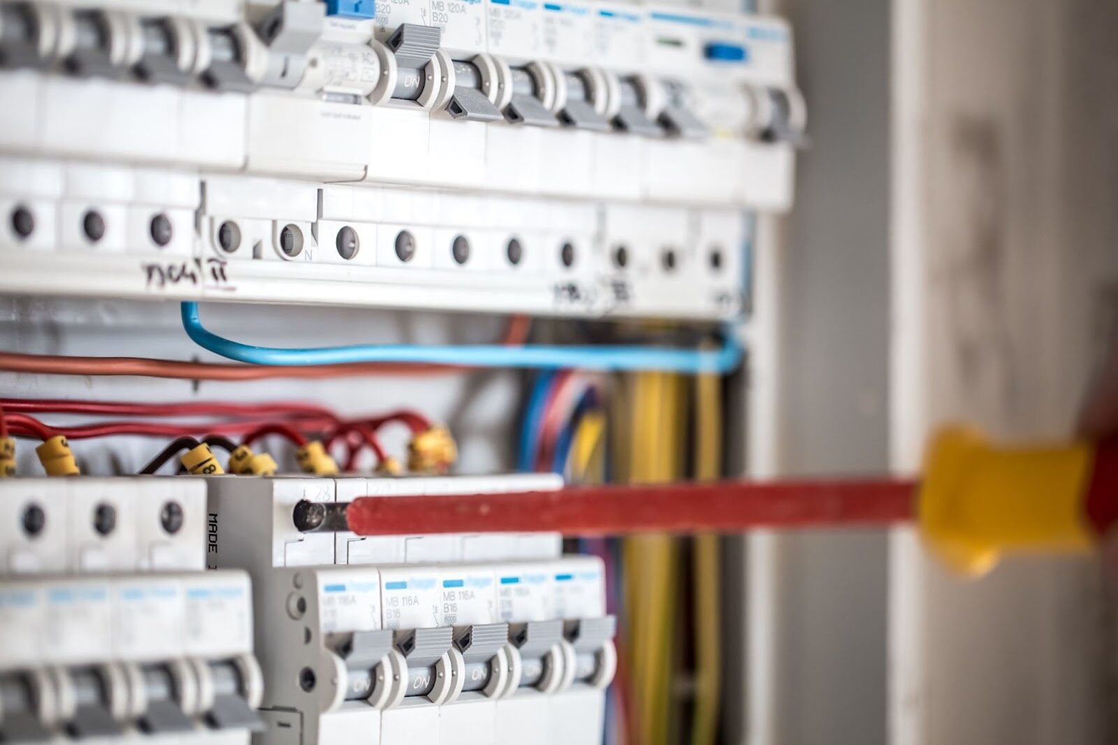Installation von elektrischen Geräten